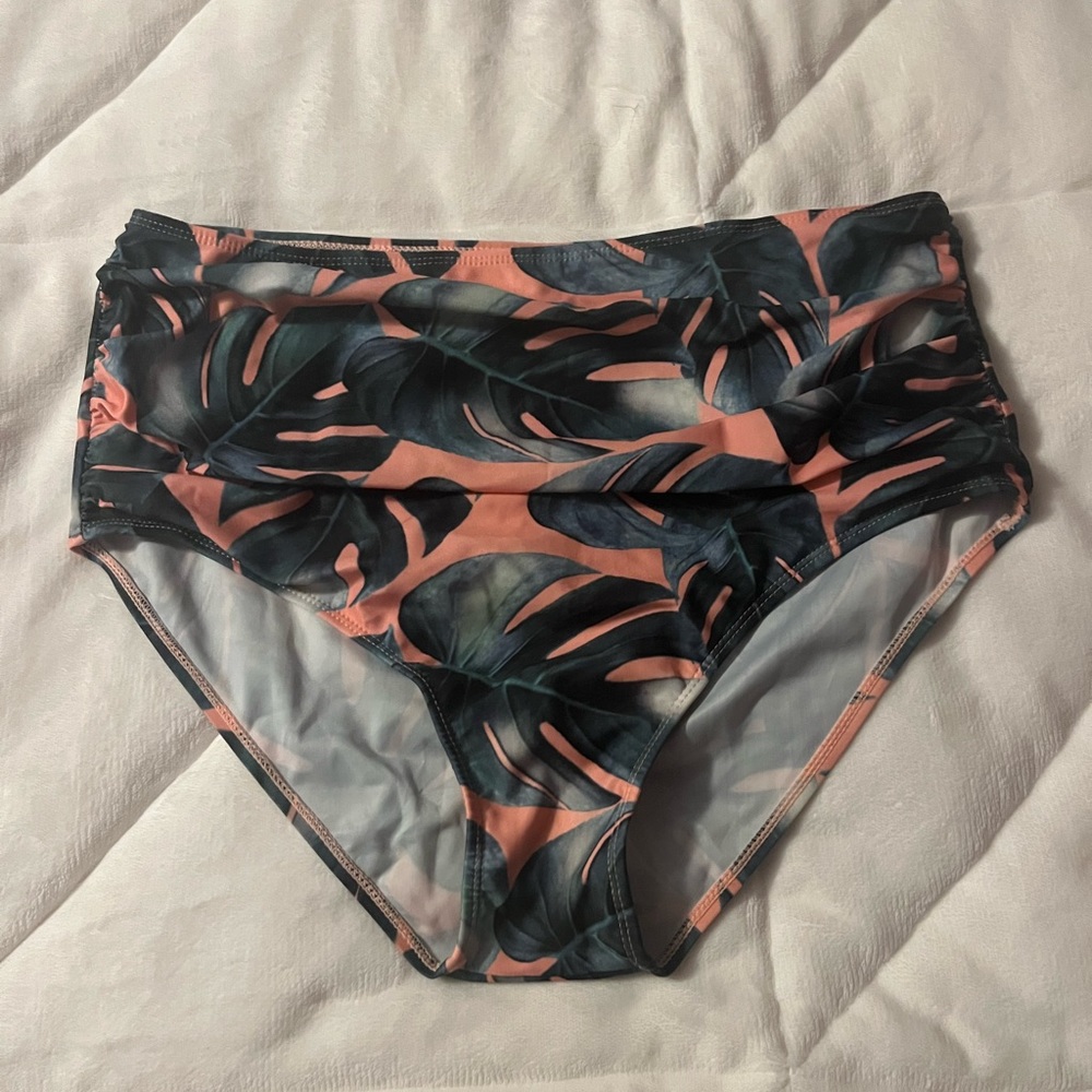 Bikini - Picture 2 of 2
